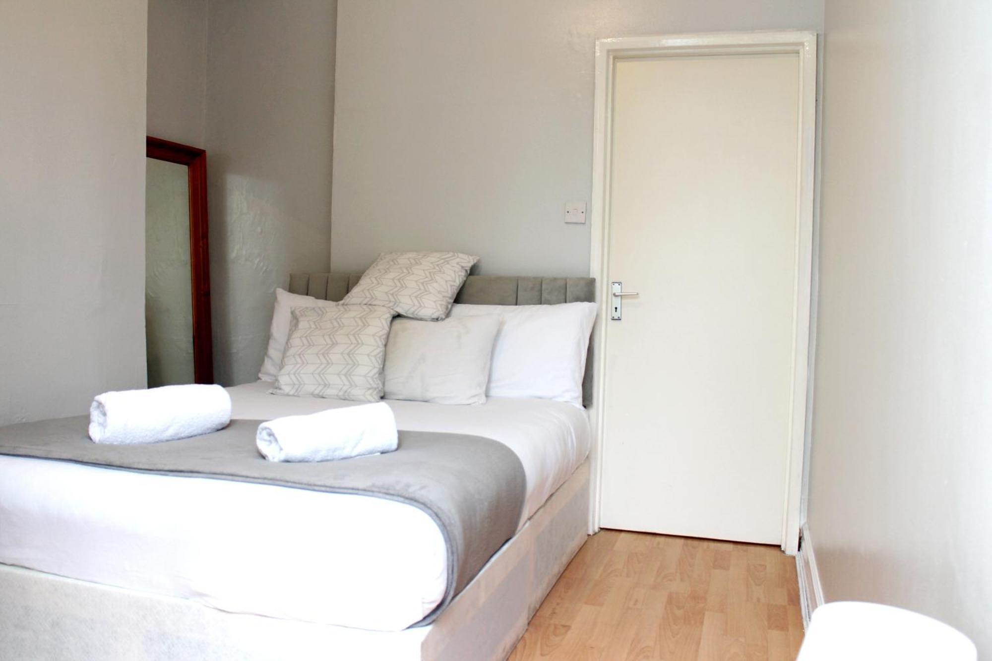 Large Garden Apartment On Golders Green High Road London Ngoại thất bức ảnh