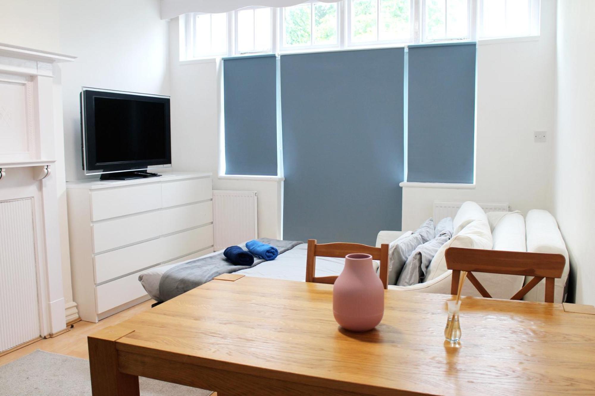 Large Garden Apartment On Golders Green High Road London Ngoại thất bức ảnh